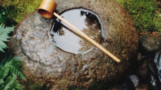 弘道館の庭にある石に置いたひしゃく